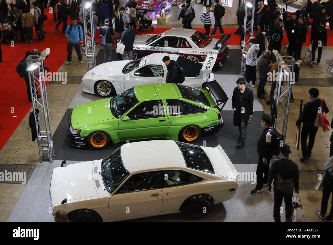Chiba, Japan. 11 Jan, 2020. Besucher sammeln während der Tokyo Auto Salon 2020 in Makuhari Messe International Convention Complex. Tokyo Auto Salon ist ein Automobil Ausstellung ihre neuesten technologischen Lösungen und Produkte für Autos zur Schau stellen. Die Messe läuft vom 10. Januar bis 12. Credit: Rodrigo Reyes Marin/ZUMA Draht/Alamy leben Nachrichten Stockfoto
