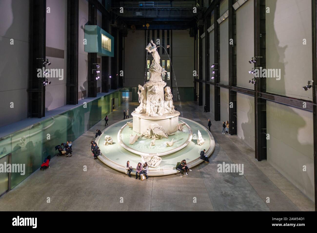 Fons Americanus, gigantische Brunnenskulptur von Kara Walker in der Turbinensaal der Tate Modern Art Gallery, London Stockfoto