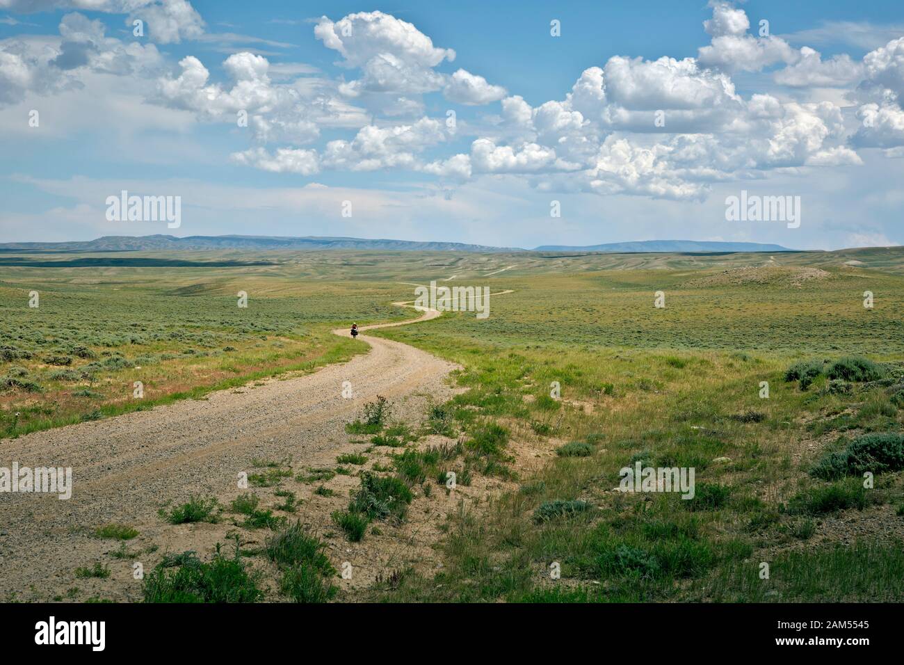 WY 03933-00 ... WYOMING - Straße windet sich durch die weite Prärie landet der großen Becken teilen, nach der Great Divide Mountain Bike Route. Stockfoto