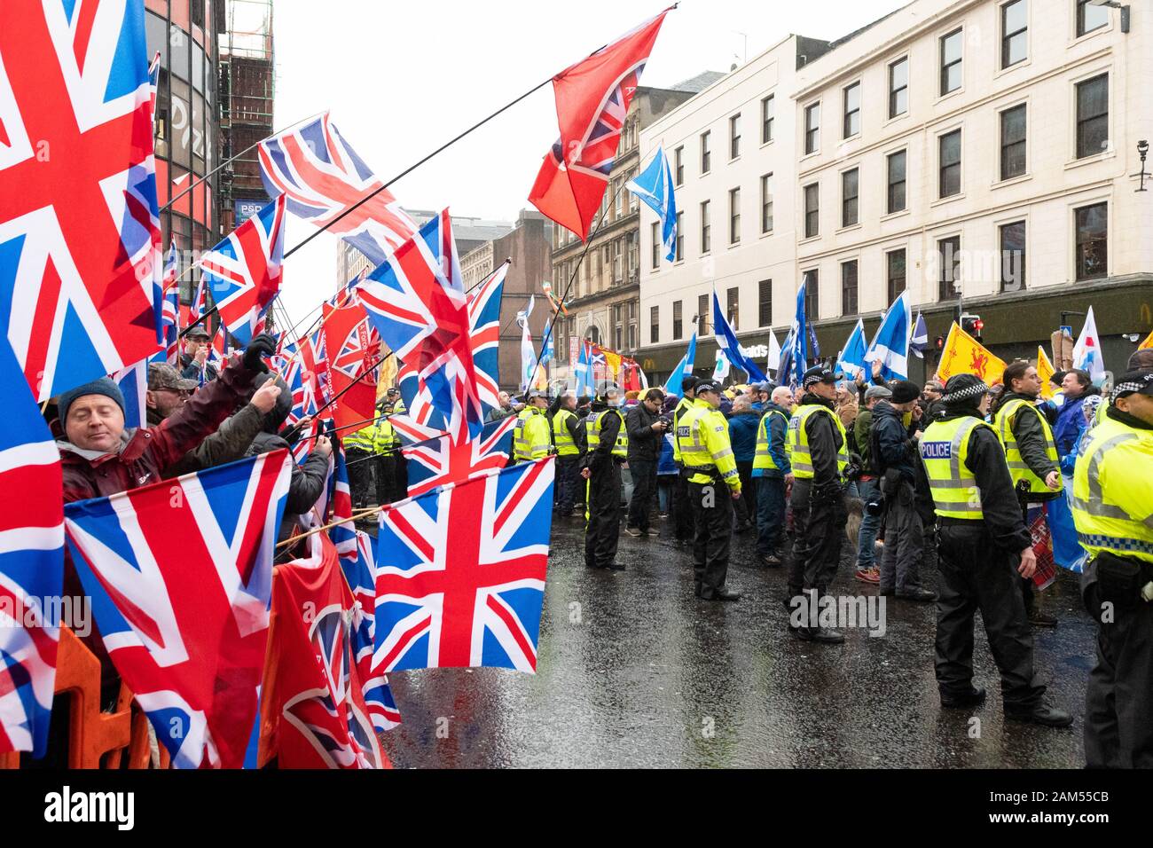 Glasgow, Schottland, Großbritannien - 11. Januar 2020: Unionisten kontern Protest, der inszeniert wird, als Tausende von Unabhängigkeitsbefürwortern vorbei marschierten Stockfoto