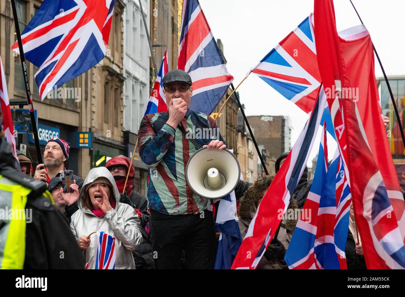 Glasgow, Schottland, Großbritannien - 11. Januar 2020: Unionisten kontern Protest, der inszeniert wird, als Tausende von Unabhängigkeitsbefürwortern vorbei marschierten Stockfoto