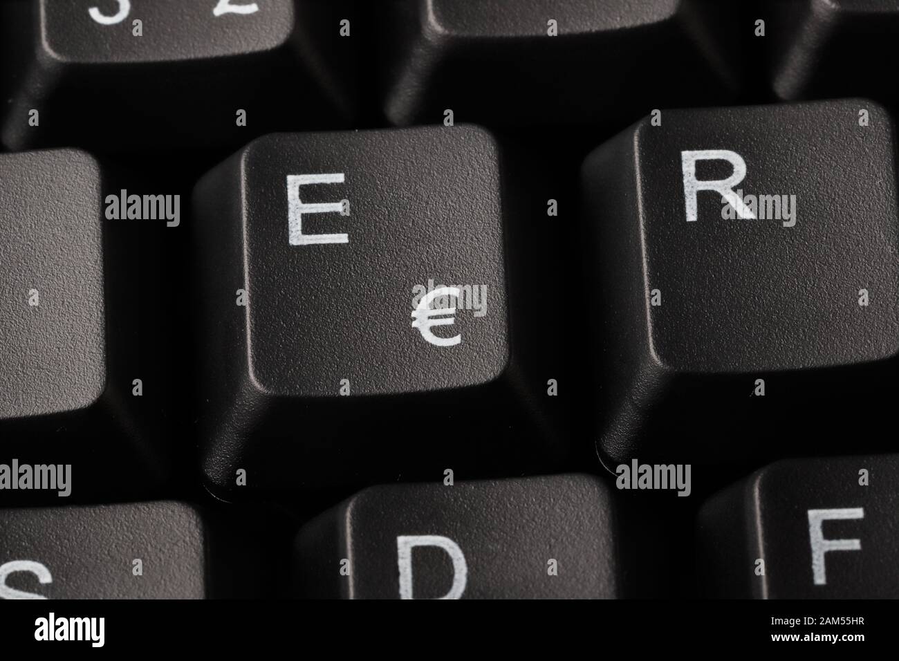 Nahansicht einer Computertastatur mit einer Taste, die mit dem Euro-Währungssymbol gedruckt ist. Stockfoto