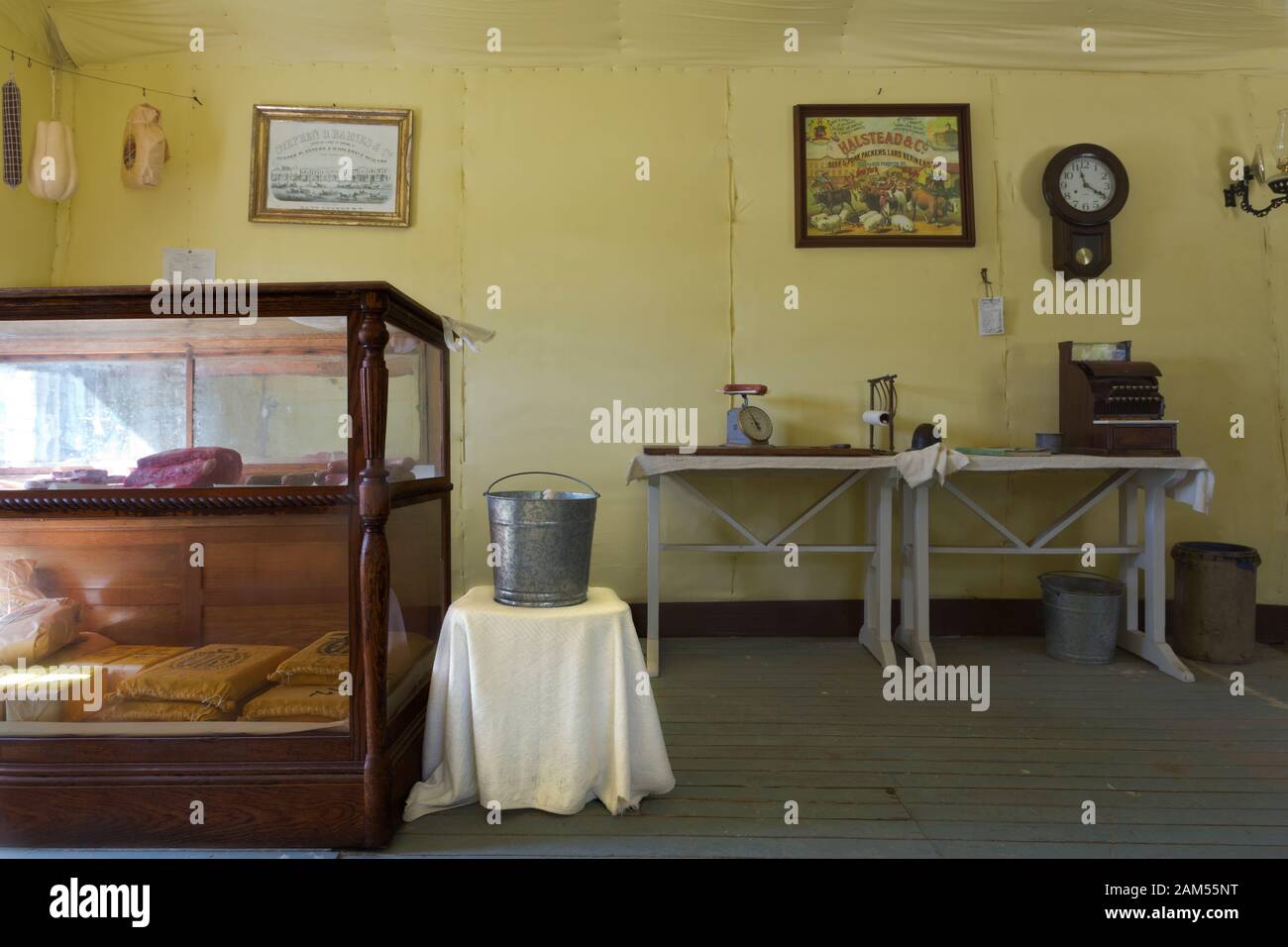 WY 03940-00 ... WYOMING - Metzgerei Anzeige an den Bergbau geisterstadt an der South Pass City State Historic Site erhalten. Stockfoto