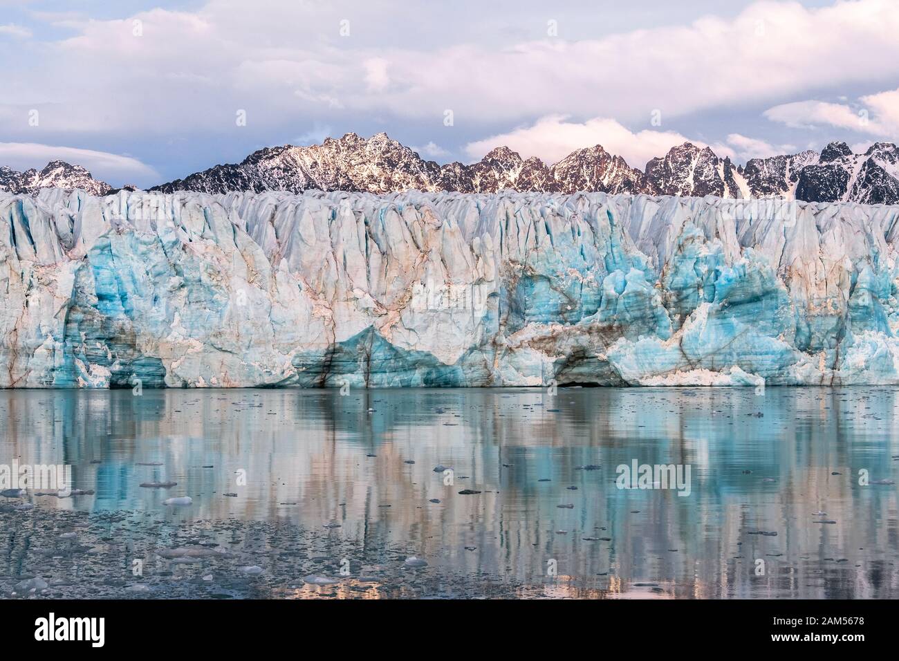 Blauer Gletscher vor dem felsigen Gebirge - malerische Landschaft der Arktis Stockfoto