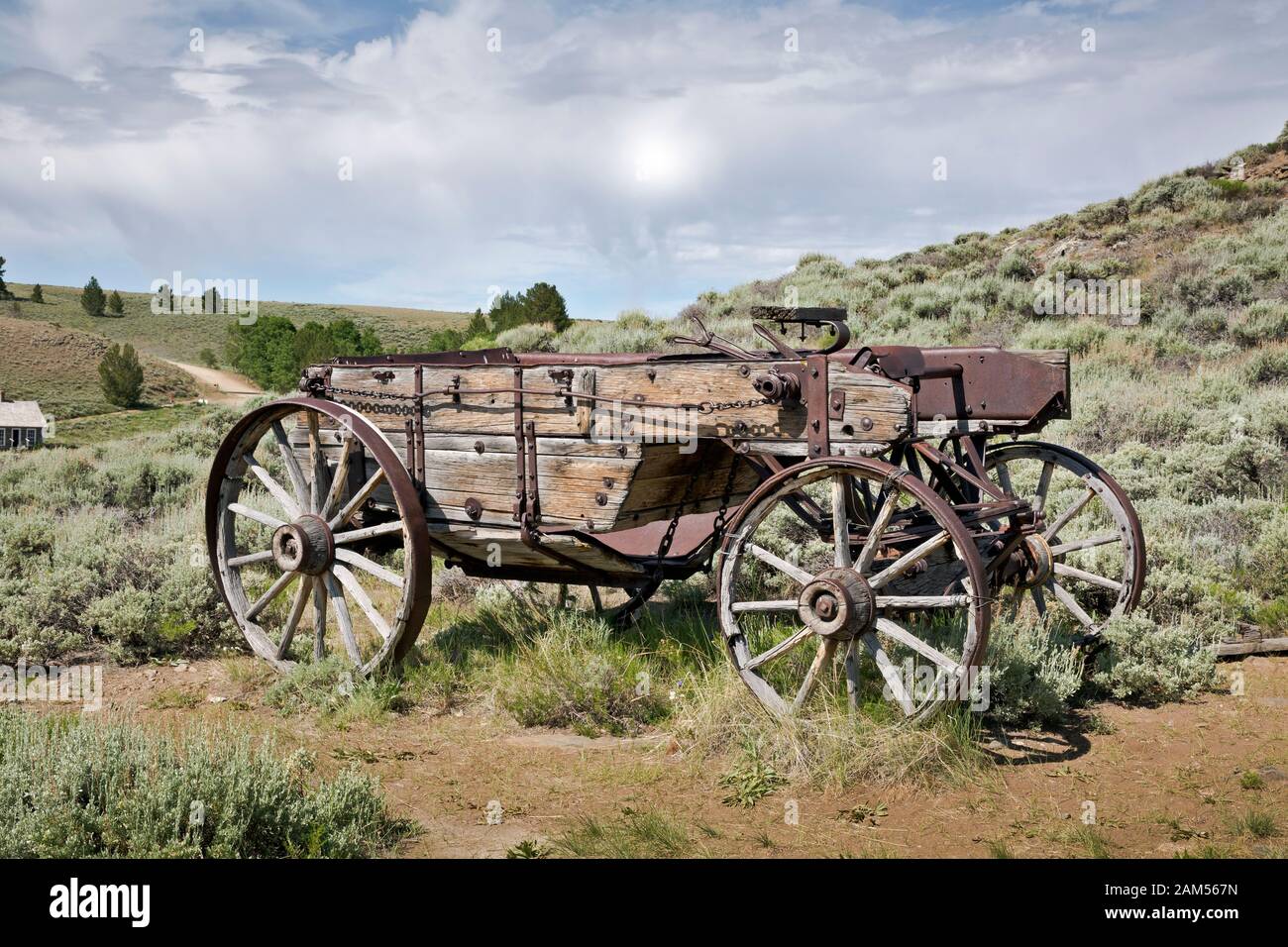 WY 03945-00 ... WYOMING-Wagen konzipiert Erz auf Anzeige auf einem Hügel oberhalb der Geisterstadt South Pass City State Historic Site. Stockfoto