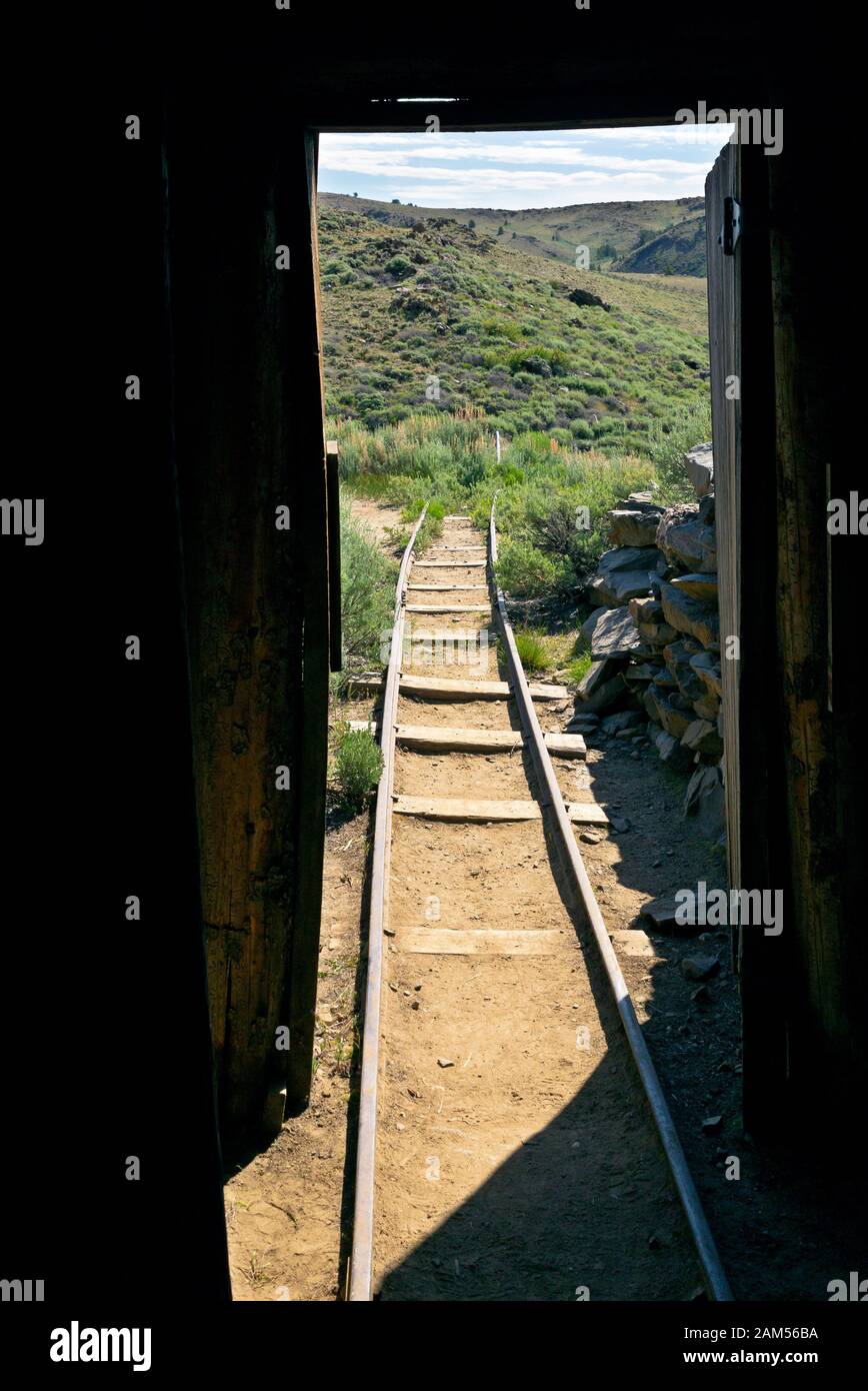 WY 03946-00 ... WYOMING - Titel aus einer Grube auf einem Hügel oberhalb der Geisterstadt South Pass City State Historic Site führt. Stockfoto