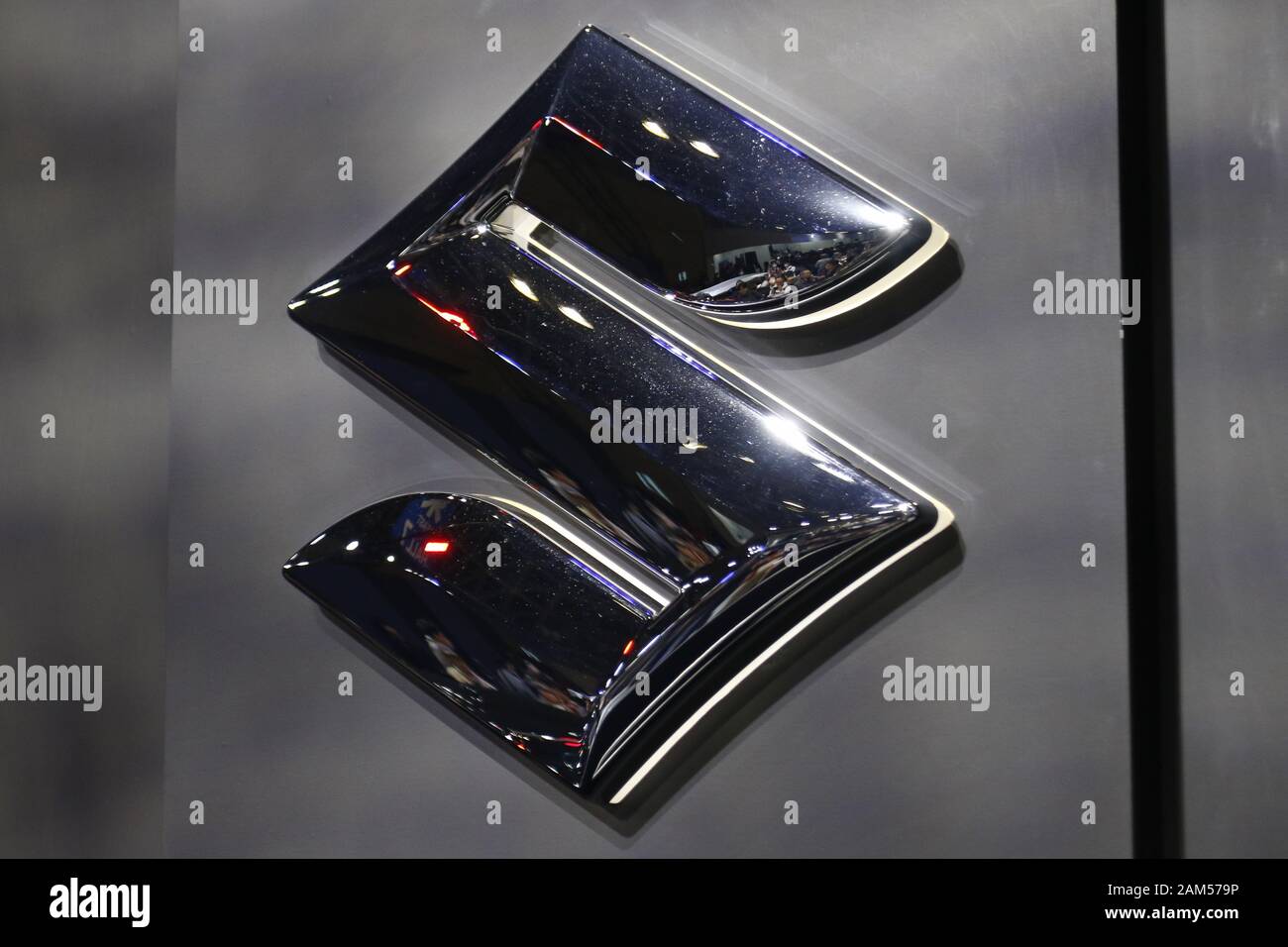 Chiba, Japan. 11 Jan, 2020. Ein Suzuki Logo ist während der Tokyo Auto Salon 2020 in Makuhari Messe International Convention Complex gesehen. Tokyo Auto Salon ist ein Automobil Ausstellung, präsentieren ihre neuesten technologischen Lösungen und Produkte für die Autos. Die Messe läuft vom 10. Januar bis 12. Credit: Rodrigo Reyes Marin/ZUMA Draht/Alamy leben Nachrichten Stockfoto