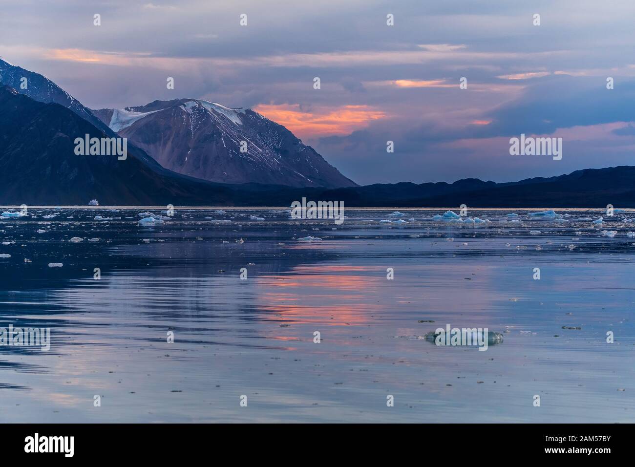 Abendstimmung in der Arktis - Lichtreflexion des farbigen Himmels Stockfoto