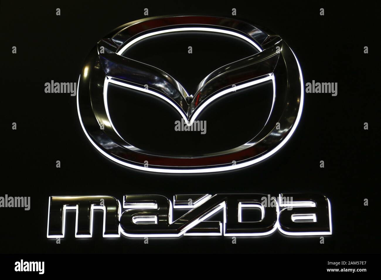 Chiba, Japan. 11 Jan, 2020. Ein Mazda-Logo ist während der Tokyo Auto Salon 2020 in Makuhari Messe International Convention Complex gesehen. Tokyo Auto Salon ist ein Automobil Ausstellung, präsentieren ihre neuesten technologischen Lösungen und Produkte für die Autos. Die Messe läuft vom 10. Januar bis 12. Credit: Rodrigo Reyes Marin/ZUMA Draht/Alamy leben Nachrichten Stockfoto