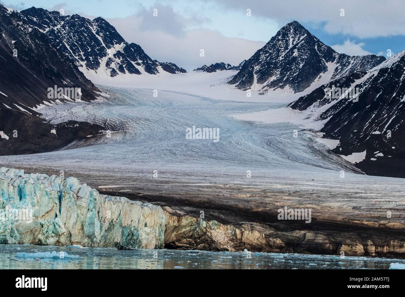 Blauer Gletscher vor dem felsigen Gebirge - malerische Landschaft der Arktis Stockfoto