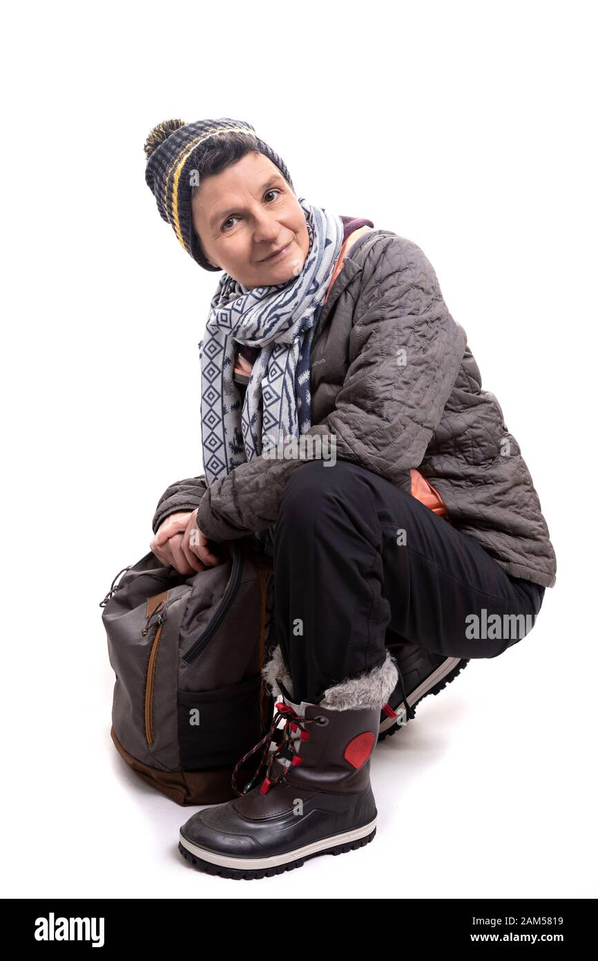 Gekrümmte Frau mit Winter-Wanderoutfit auf weißem Hintergrund Stockfoto