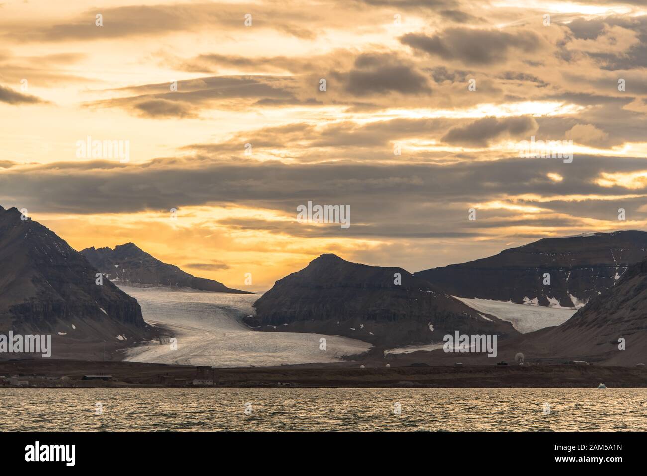 Moody Blick auf einen Gletscher im arktischen Sonnenuntergang Stockfoto