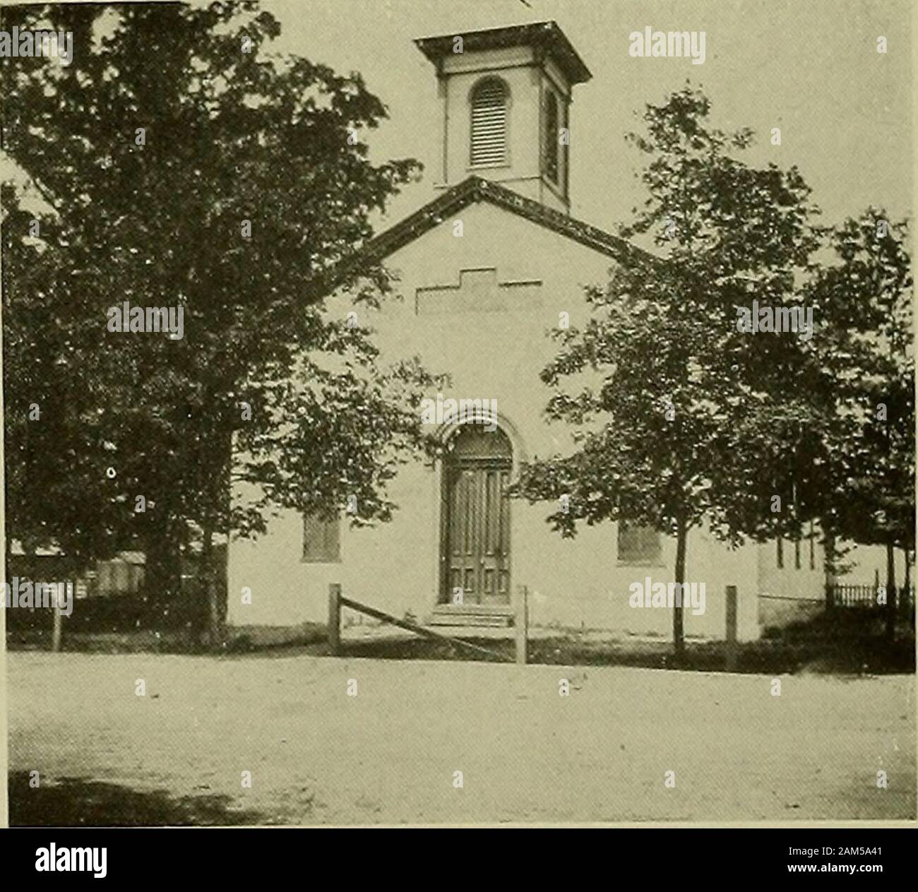 Geschichte des 20. Jahrhunderts von Springfield, und Clark County, Ohio, und Vertreter der Bürgerinnen und Bürger. HIGH SCHOOL, PLATTSBURG? DIE VÖLKER HAUS, PLATTSBURG und EEPEE 3 ENTATIVE BÜRGER. 351 Jahrhunderts. Er war in der MoorefieldTownship 1818 geboren, und leitete prac-ticing in diesem Dorf im Jahre 1845, und wurde per-haps die beste bekannte Arzt, dass SouthCharleston je hatte. Er sammelte Gentestgesetz Reichtum und starb vor einigen Jahren. Dr. M. H. Collins ist sein Sohn. Dr. W. H. Barnwell begann die Praxis der med-icine in diesem Dorf 1871 und remainedhere für einen beträchtlichen Zeitraum. Dr. T. J. Farr kam hier 1872 und D Stockfoto