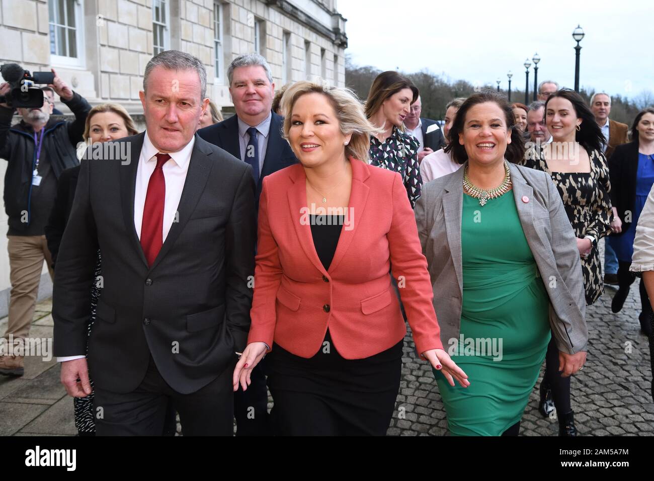 Stellvertretender Erster Minister Michelle O???Neill (Mitte) von der Sinn Féin mit Conor Murphy, Minister für Finanzen und Sinn Fein Präsident, Mary Lou McDonald (rechts) am Parlamentsgebäude, Stormont, Belfast, Nordirland, als Power Sharing in Nordirland wird wiederhergestellt. Stockfoto