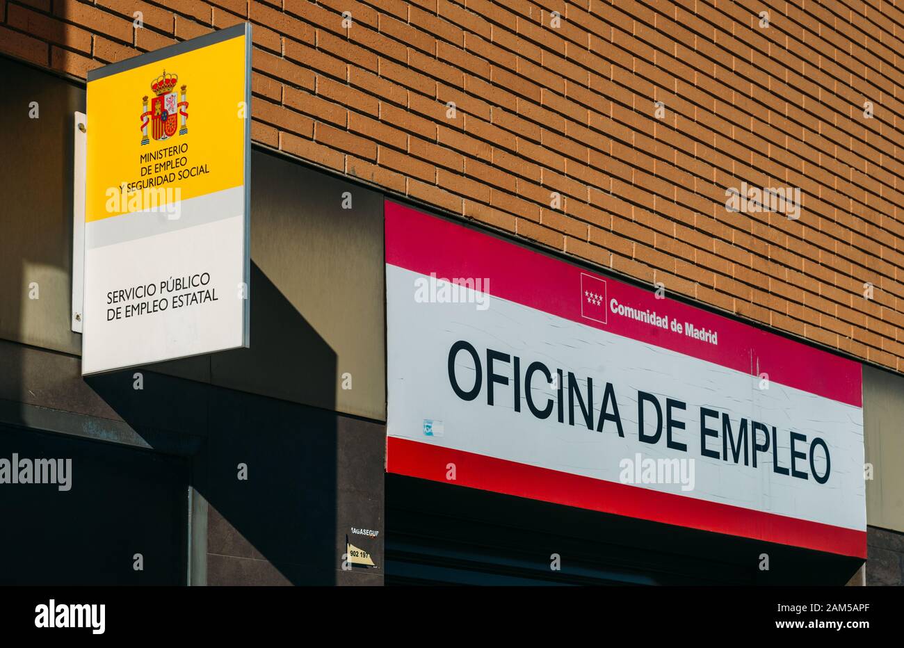 Madrid, Spanien - Jan 11, 2020: Spanische Regierung Arbeitsamt unterzeichnen und Fassade in Madrid, Spanien Stockfoto