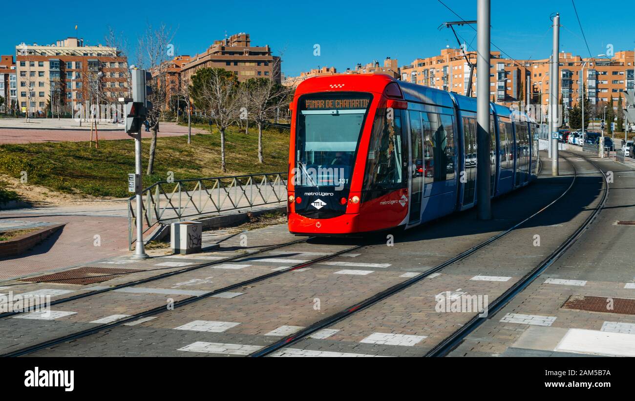 Madrid, Spanien - Jan 11, 2020: ML Linie Straßenbahn, U-Bahn in Madrid Sanchinarro, Madrid, Spanien Stockfoto