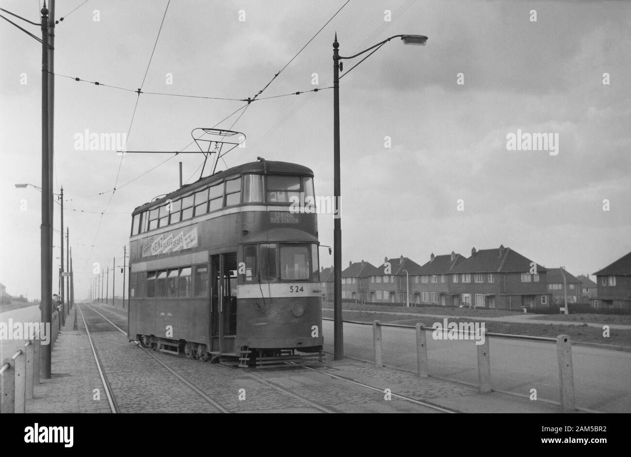 Straßenbahn Nr. Leeds (Feltham) 524 Gleiswechsel und auf der Strecke zum zentralen Busbahnhof. Bild, das 1959 vor der Stilllegung des Tramway-Netzes aufgenommen wurde. Stockfoto
