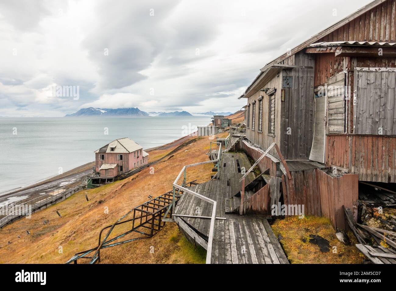 Altes verlassene Holzhaus mit Blick auf das Meer Stockfoto