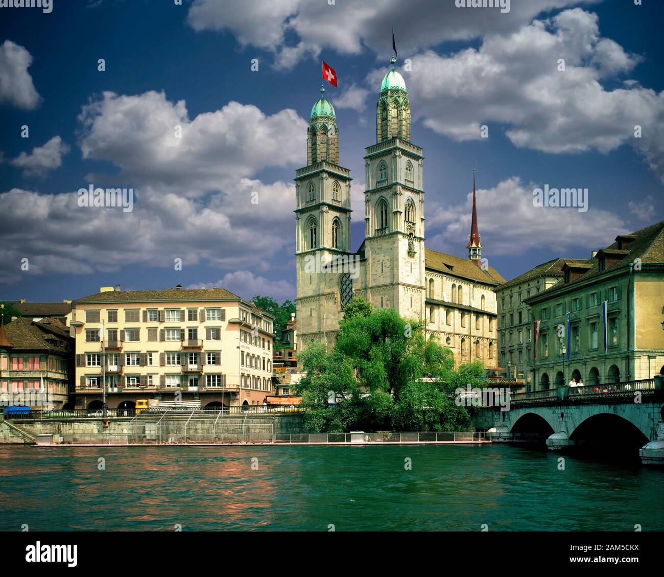 CH-Zürich: Das Grossmünster (Kathedrale) und Limmat Stockfoto