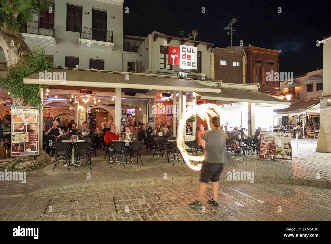 Eine street Entertainer mit Feuer sticks unterhält die touristische und lokale Bevölkerung wduringhis live Straße Leistung. Stockfoto