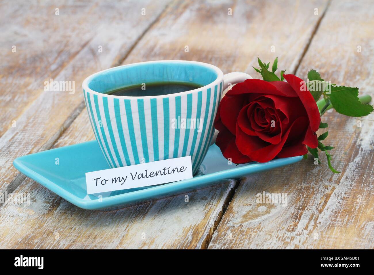 Zu meiner Valentinstagsnotiz über Tasse Kaffee und rote Rose auf Holzoberfläche Stockfoto
