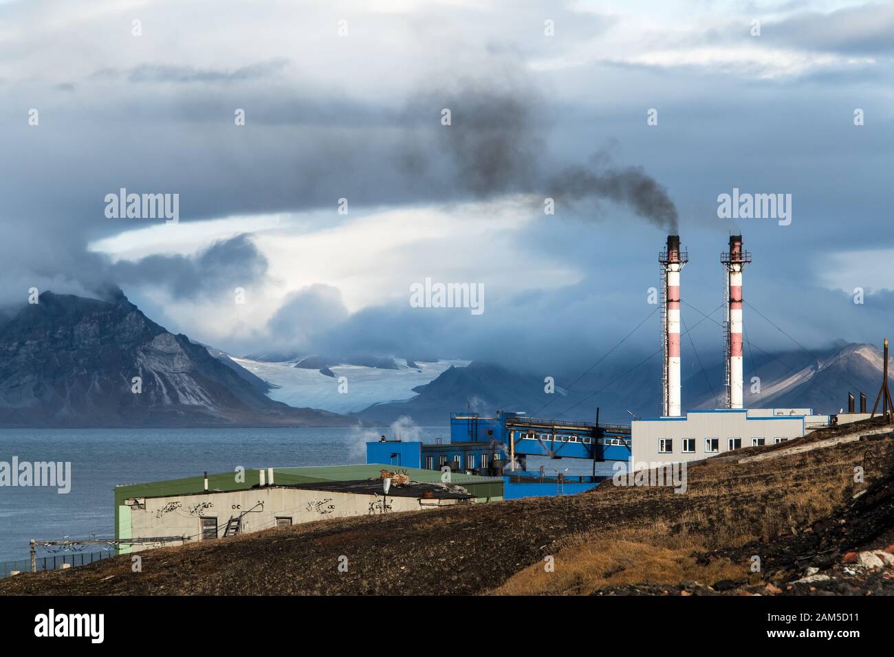 Rauchende Kamine in der Arktis - im Gegensatz zur unberührten Landschaft Stockfoto