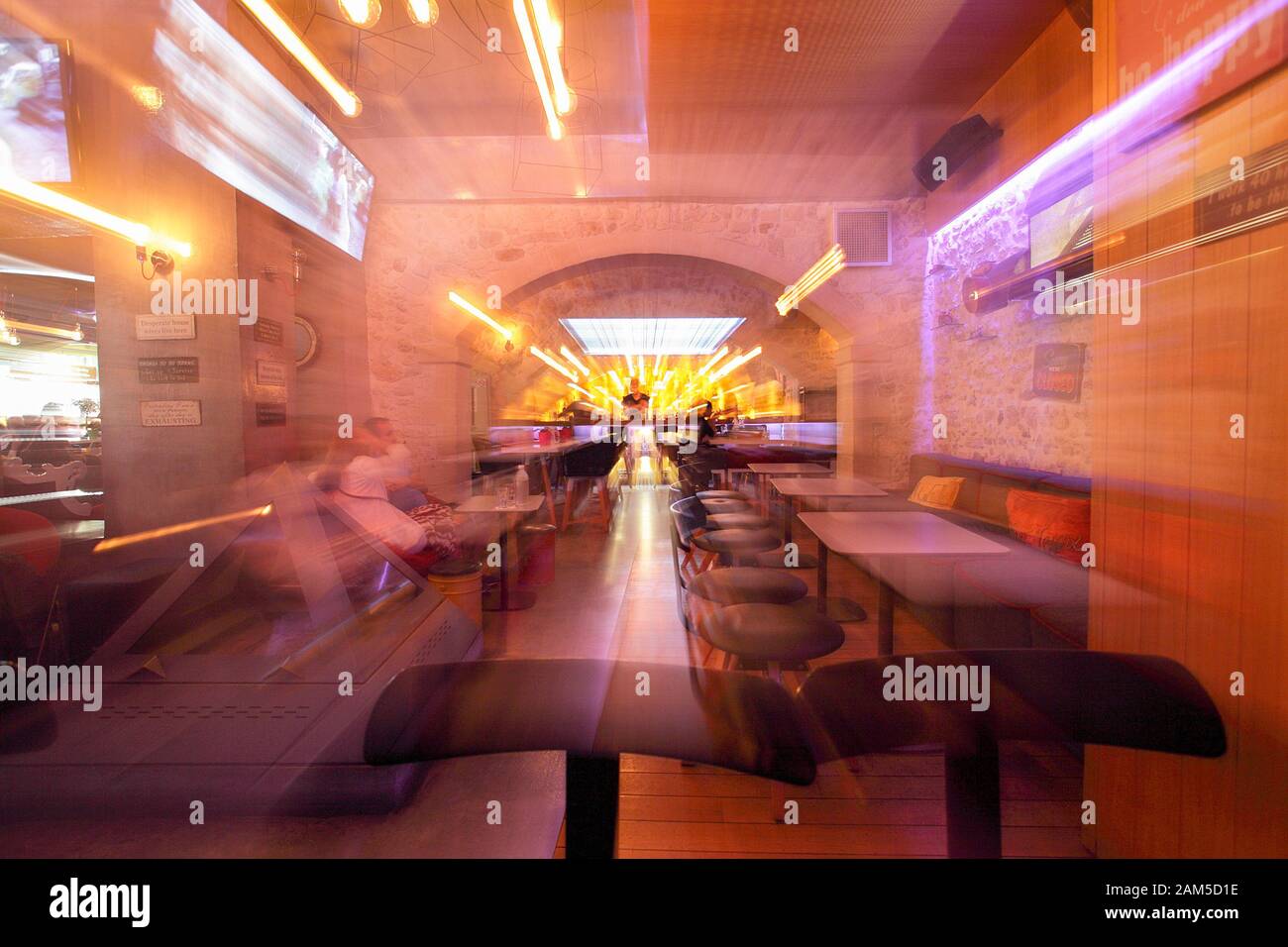 In einer der vielen Bars in Rethymnon, gesehen Hier können Sie über eine Zoom-Technik. Stockfoto