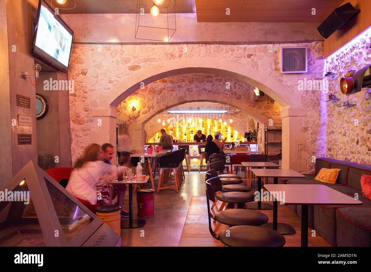 Urlauber genießen Sie einen Drink in einer Bar in der Altstadt von Rethymnon auf der Insel Kreta. Stockfoto