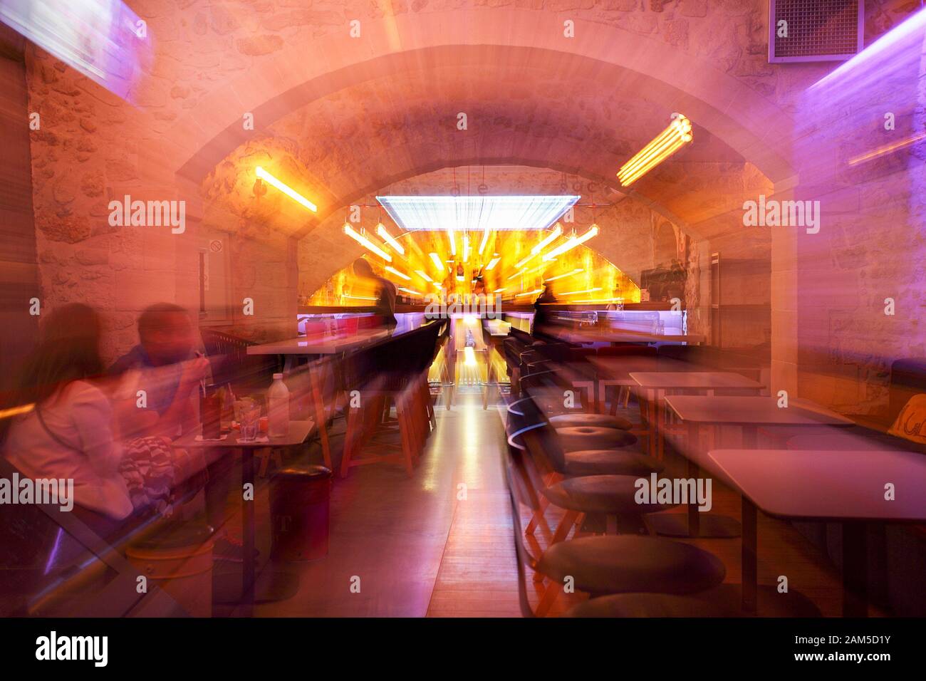 In einer der vielen Bars in Rethymnon, gesehen Hier können Sie über eine Zoom-Technik. Stockfoto