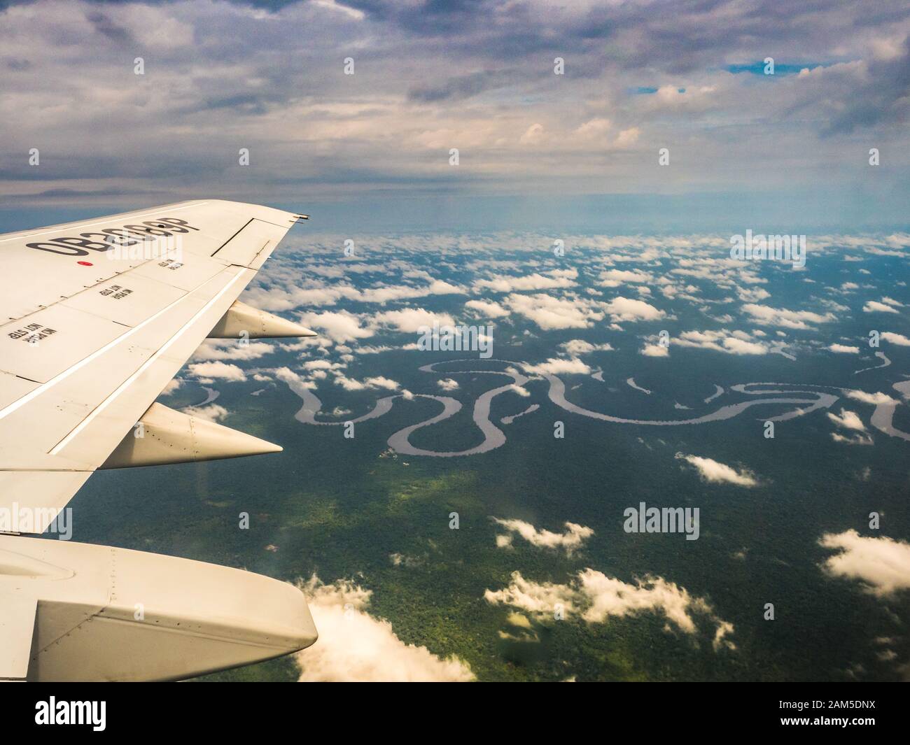 Blick aus dem Flugzeug Fenster. Flügel von einem Flugzeug über den Wolken  über Amazonas fliegen. Blick von oben auf die Amazonas Regenwald. Peru,  Brasilien. Kolumbien Stockfotografie - Alamy