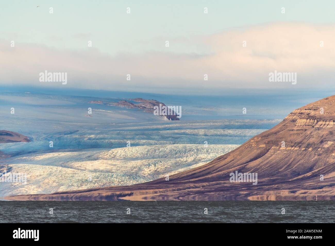 Gletscherpanorama mit felsigem Berg - herrliche Landschaft in der Arktis Stockfoto