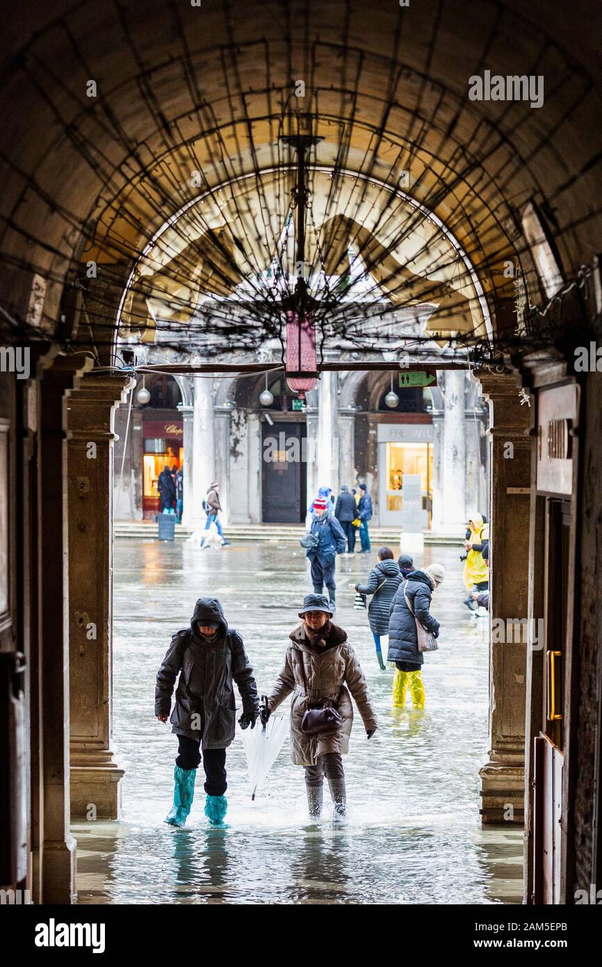 Wie der jährliche Karneval in Venedig, hohe Wasser (Acqua Alta) Hochwasser viele Teile der Stadt. Viele Touristen haben sich gefangen wurden. Stockfoto