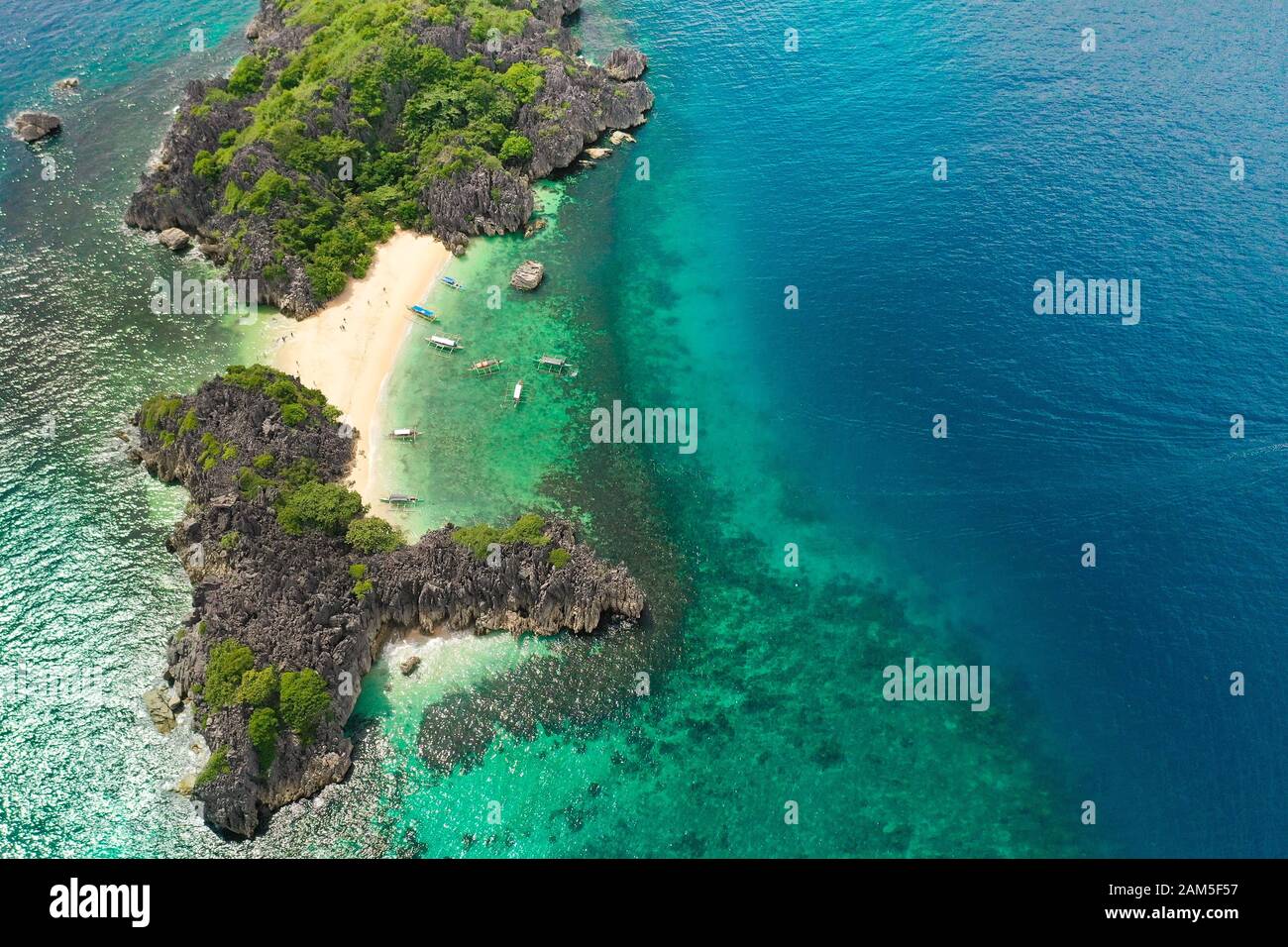 Reisekonzept: Tropischer Sandstrand und türkisfarbener Blick aufs Wasser von oben. Lahos Island, Caramoan Islands, Philippines. Sommer- und Reiseurlaubskonzept. Stockfoto