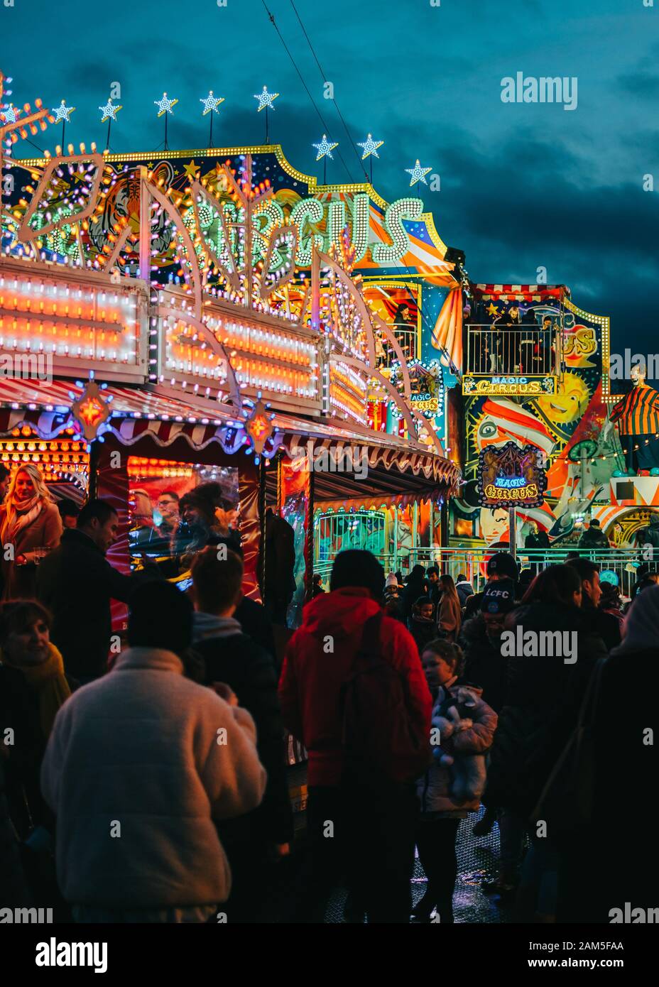 London, Großbritannien/Europa; 22/12/2019: Nachtansicht des Winter Wonderland, Vergnügungspark im Hyde Park, London. Menschen, die auf Weihnachtsmessen genießen. Stockfoto