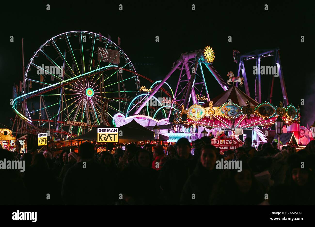 London, Großbritannien/Europa; 22/12/2019: Nachtansicht des Winter Wonderland, Vergnügungspark im Hyde Park, London. Menschen, die auf Weihnachtsmessen genießen. Stockfoto