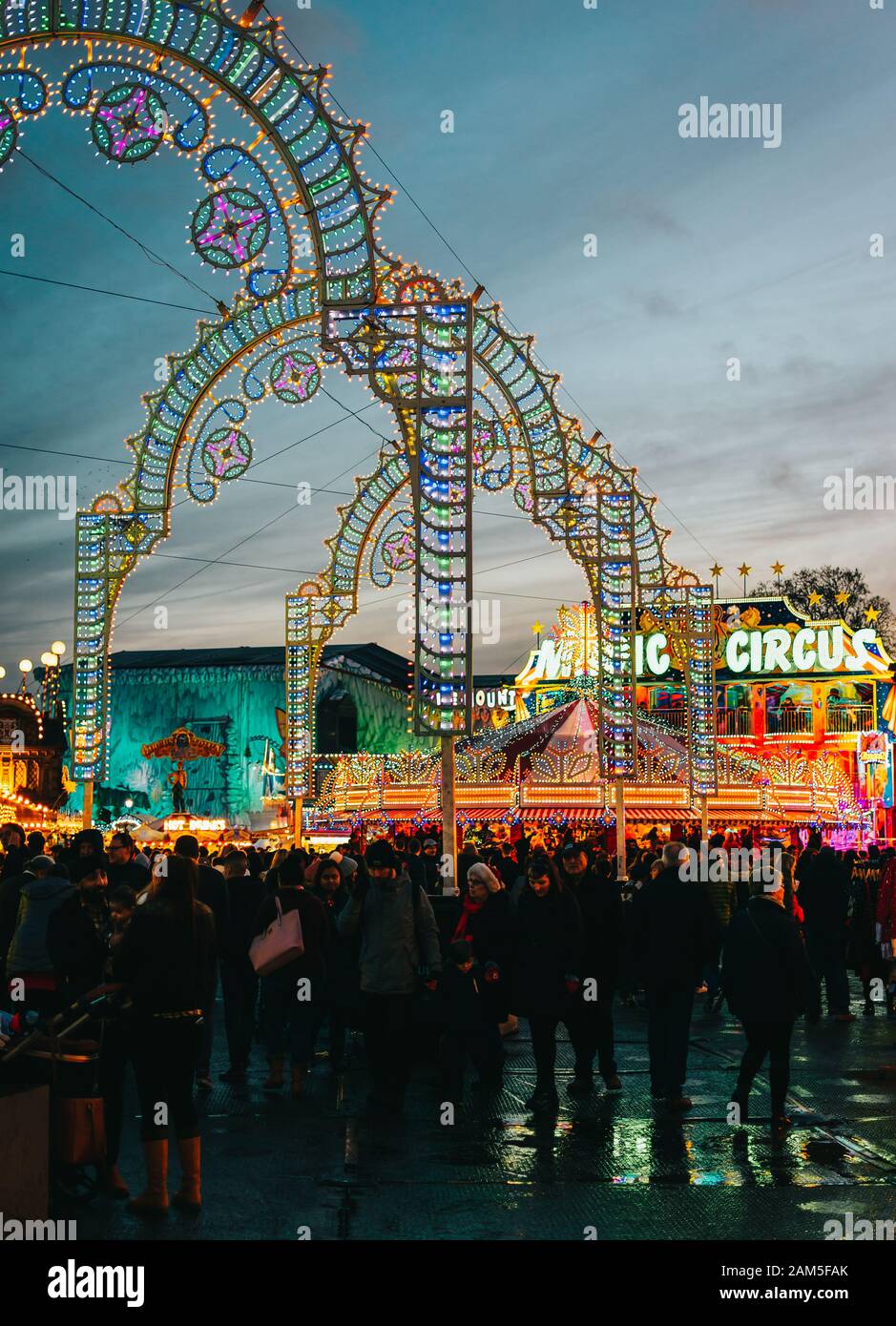 London, Großbritannien/Europa; 22/12/2019: Nachtansicht des Winter Wonderland, Vergnügungspark im Hyde Park, London. Menschen, die auf Weihnachtsmessen genießen. Stockfoto