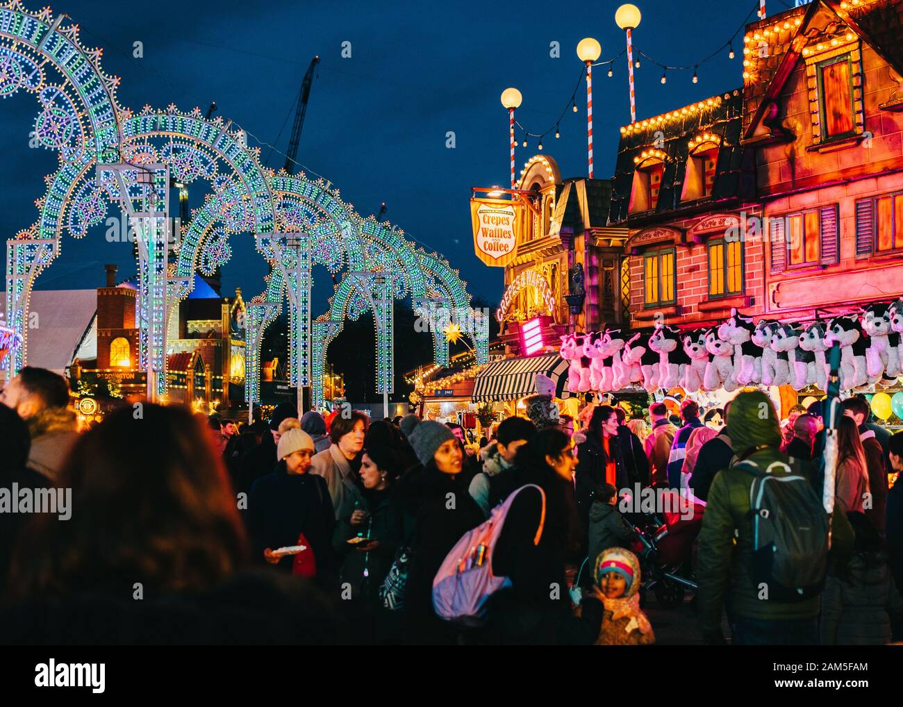 London, Großbritannien/Europa; 22/12/2019: Nachtansicht des Winter Wonderland, Vergnügungspark im Hyde Park, London. Menschen, die auf Weihnachtsmessen genießen. Stockfoto