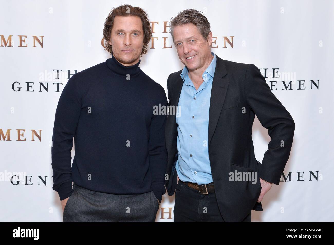 New York, USA. 11 Jan, 2020. (L - R) Schauspieler Matthew McConaughey und Hugh Grant an "die Herren" Foto des Anrufs an der Whitby Hotel in New York, NY, USA, 11. Januar 2020. (Foto von Anthony Behar/Sipa USA) Credit: Sipa USA/Alamy leben Nachrichten Stockfoto