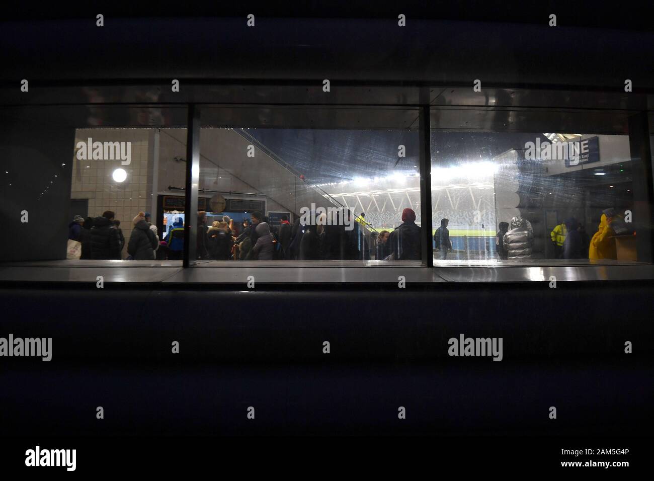 Fans kommen an der Akademie Stadion vor dem Kick-off in der Super League Match der Frauen an der Akademie Stadion, Manchester. Stockfoto