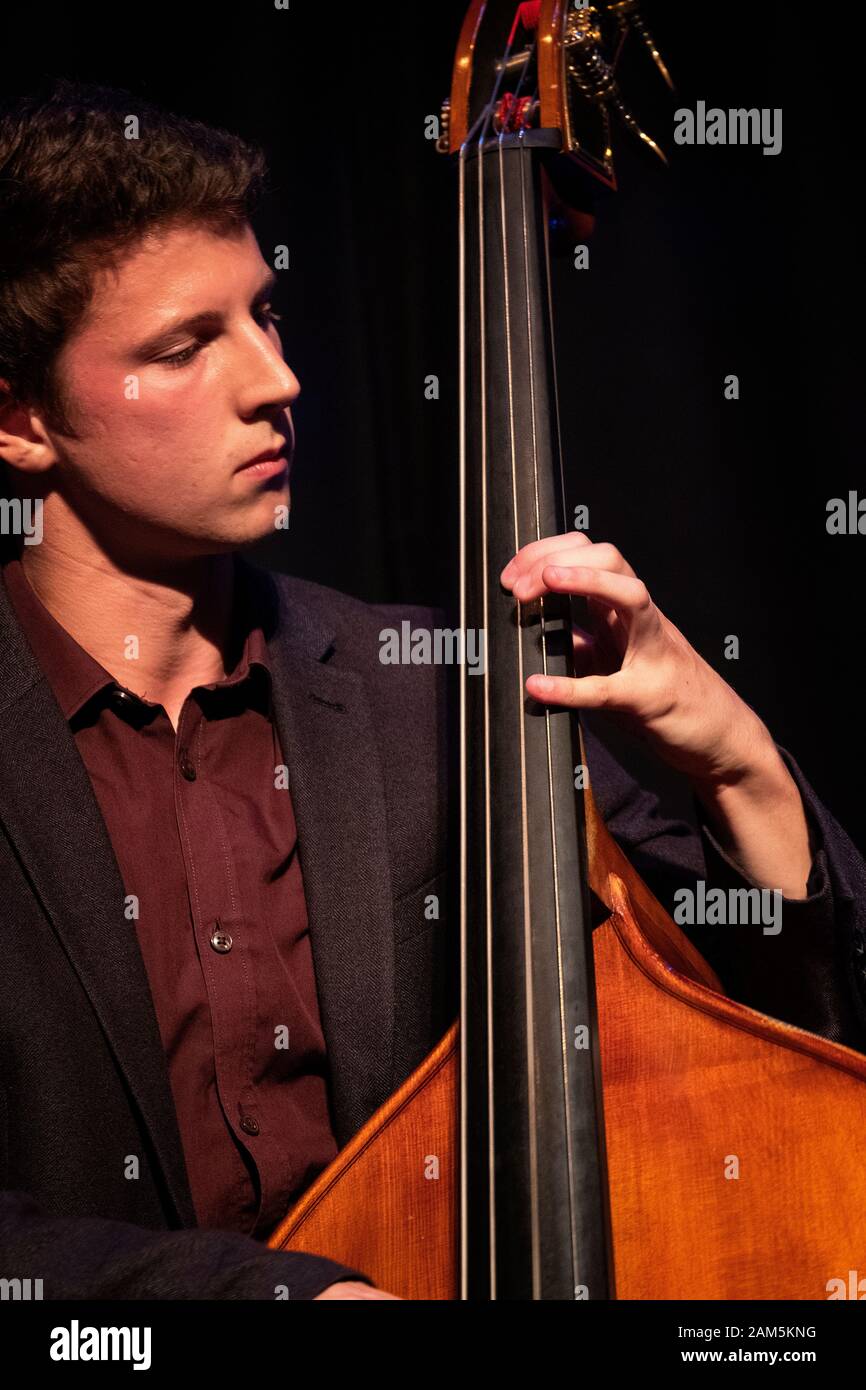 James Owston Soloing Kontrabass mit Clark Tracey Quintet, Scarborough Jazz Festival 2019 Stockfoto