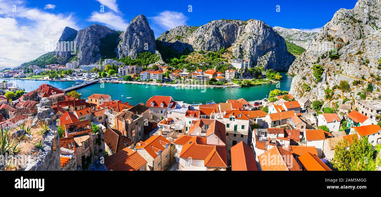 Beeindruckendes Dorf Omis, Panoramaaussicht, Kroatien. Stockfoto