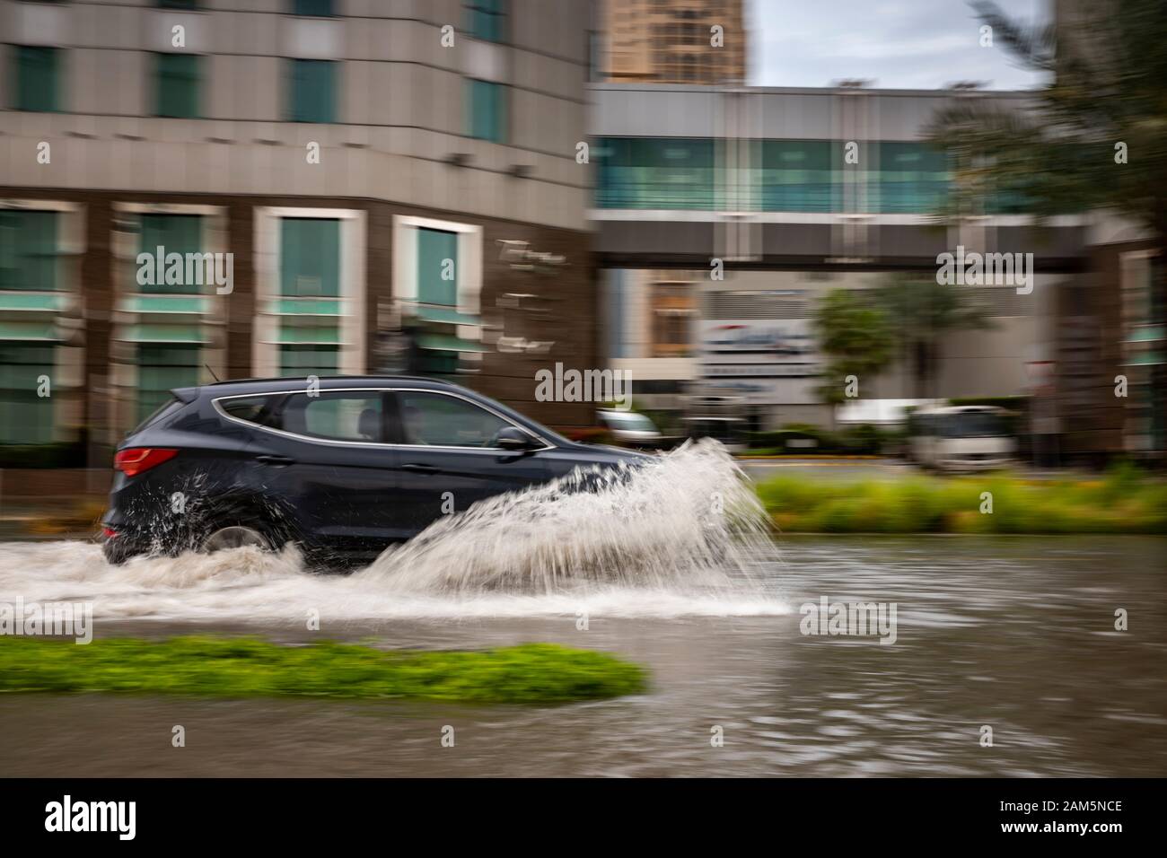 Dubai, Vereinigte Arabische Emirate, 11. Januar 2020: Autofahren in überfluteten Straße von Dubai nach Starkregen Stockfoto