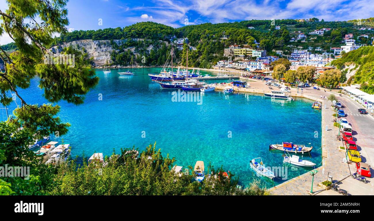 Schöne Insel Alonissos, Blick auf Meer, Boote und Berge, Insel Sporaden, Griechenland. Stockfoto