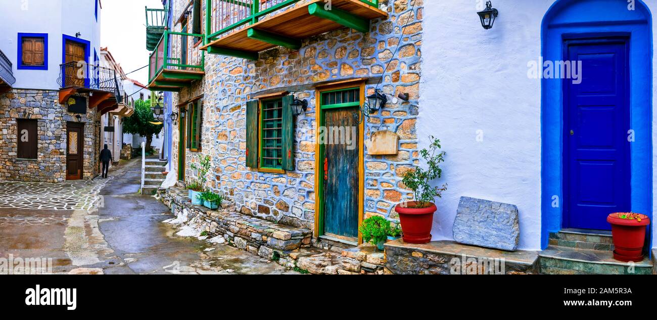 Bezaubernde alte Straßen der Insel Alonissos, traditionelles Dorf Chora. Sporaden, Griechenland Stockfoto