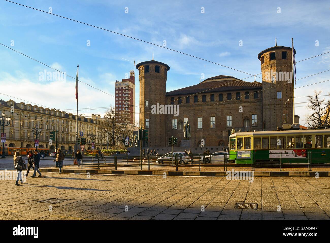 Historische Straßenbahn vor der mittelalterlichen Burg Casaforte degli Acaja mit dem Wolkenkratzer Torre Littoria im Hintergrund, Piazza Castello, Turin, Piemont, Italien Stockfoto