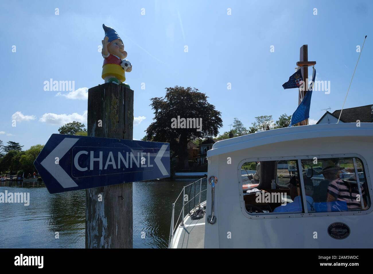 Eine Markierung in der Mitte des Flusses Themse während des jährlichen Swan Upping am Dienstag, 16. Juli 2019 im Windsor, Themse. Swan Upping ist eine jährliche Veranstaltung in England, in denen Höckerschwäne auf der Themse aufgerundet, gefangen, Beringt, und anschließend freigegeben. Der Besitz von Schwänen in der Themse wird zu gleichen Teilen unter der Krone, der Winzer und der Färber" Unternehmen geteilt. Bild von Julie Edwards. Stockfoto