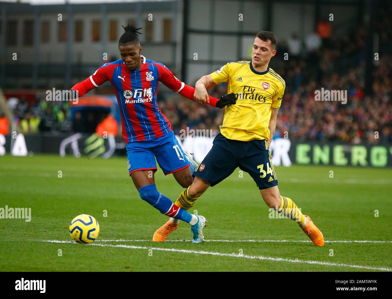 London, Großbritannien. 11. Jan 2020. L-R's Crystal Palace Wilfried Zaha und Granit Xhaka von Arsenal in der englischen Premier League Match zwischen Crystal Palace und Arsenal am 11. Januar 2020 an Selhurst Park Stadion in London, England. (Foto durch AFS/Espa-Images) Credit: Cal Sport Media/Alamy Live News Credit: Cal Sport Media/Alamy leben Nachrichten Stockfoto