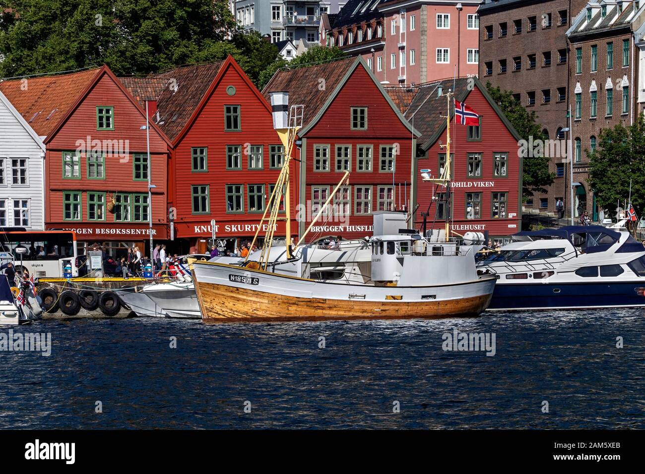 Der innere Hafen von Bergen, Norwegen. Alte Walschaft, heute ein Vergnügungshandwerk, der Jan Bjorn vor dem Hanseaten Old Bryggen Stockfoto