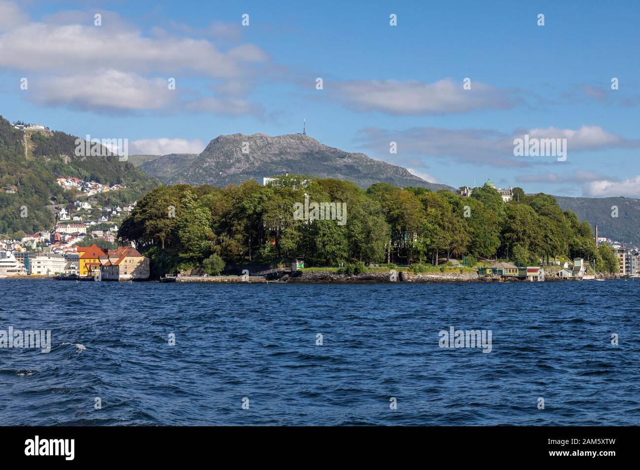 Nordnesparken Halbinseln, Bergen, Norwegen. Mount Ulriken und Mount Floyen im Hintergrund. Stockfoto