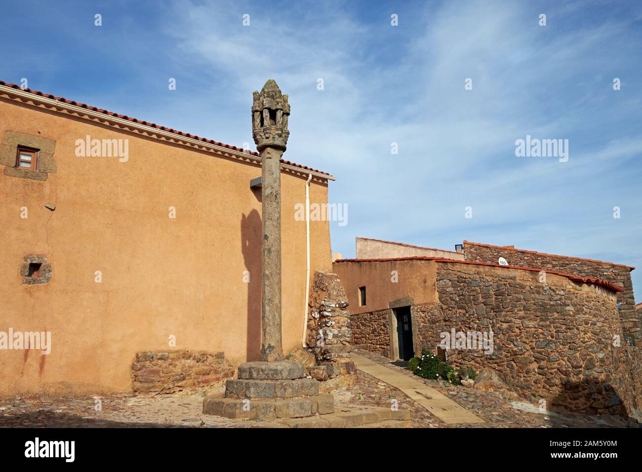 Der Pranger im manuelinischen Stil aus dem 16. Jahrhundert im mittelalterlichen Dorf Castelo Rodrigo, Portugal. Stockfoto